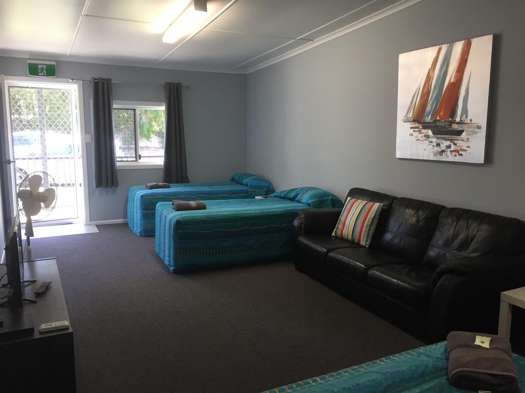 Clarence Head Caravan Park イルカ エクステリア 写真