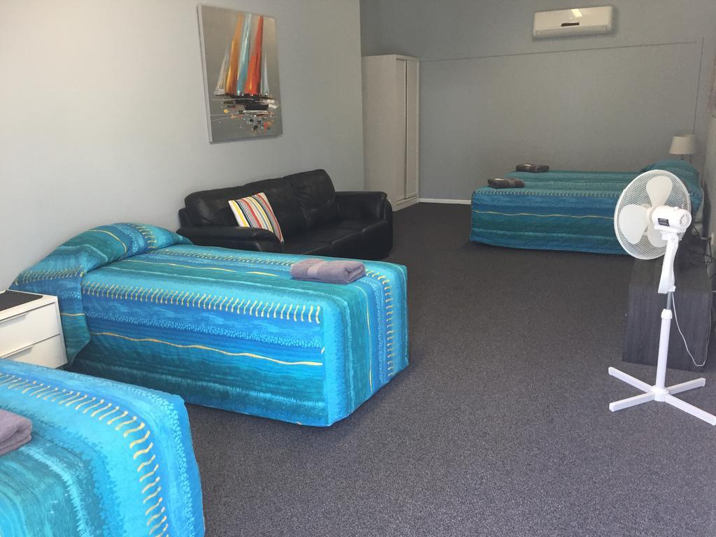 Clarence Head Caravan Park イルカ エクステリア 写真